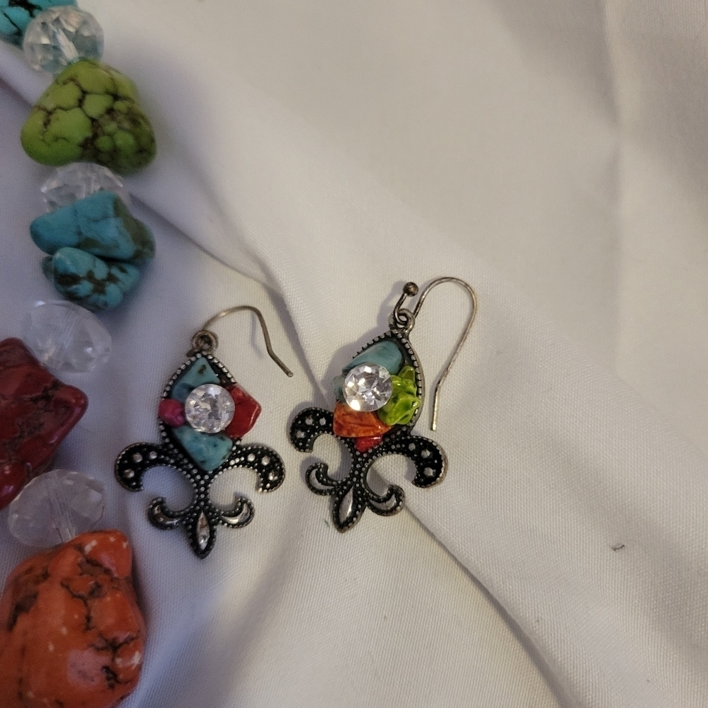 Fleur de lis necklace & earrings - Picture 3 of 5